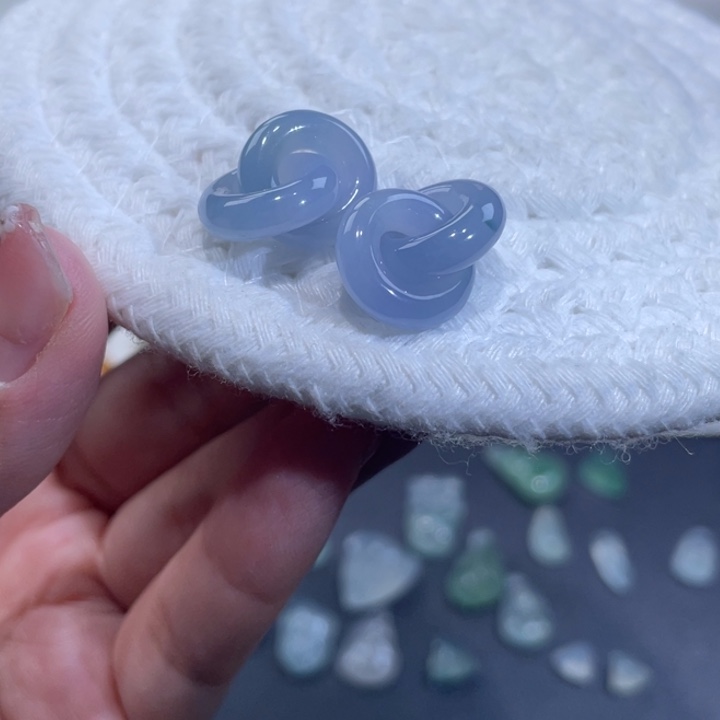 翡翠未镶嵌颈饰环环相扣