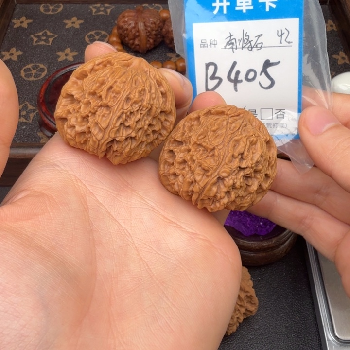 勒***弟文玩核桃吊坠南疆