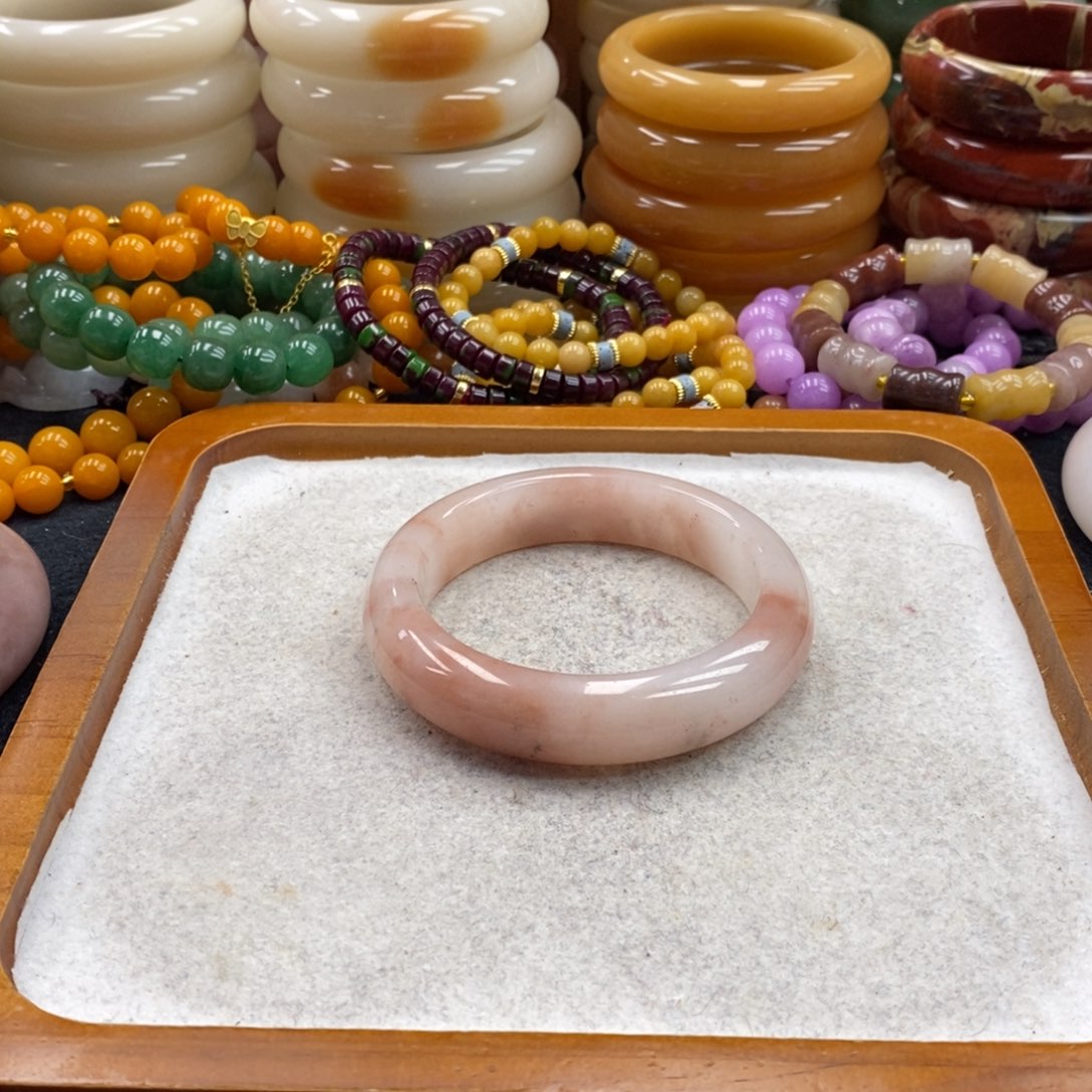 幸***儿石英质玉未镶嵌手镯