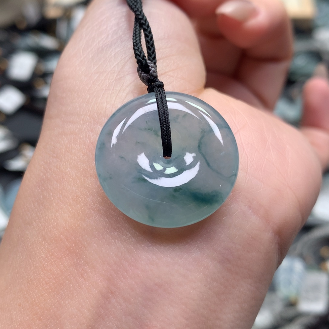 翡翠颈饰未镶嵌平安扣