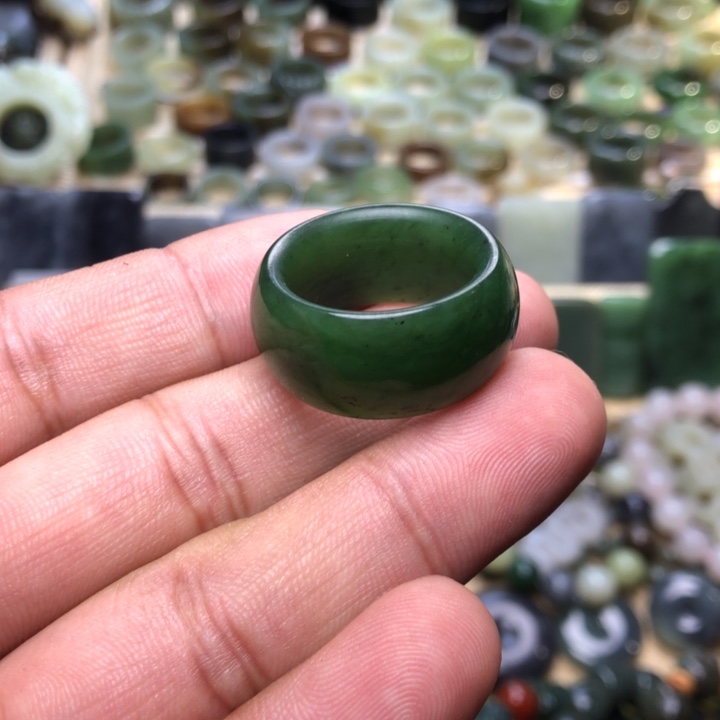 程***宇和田玉未镶嵌颈饰