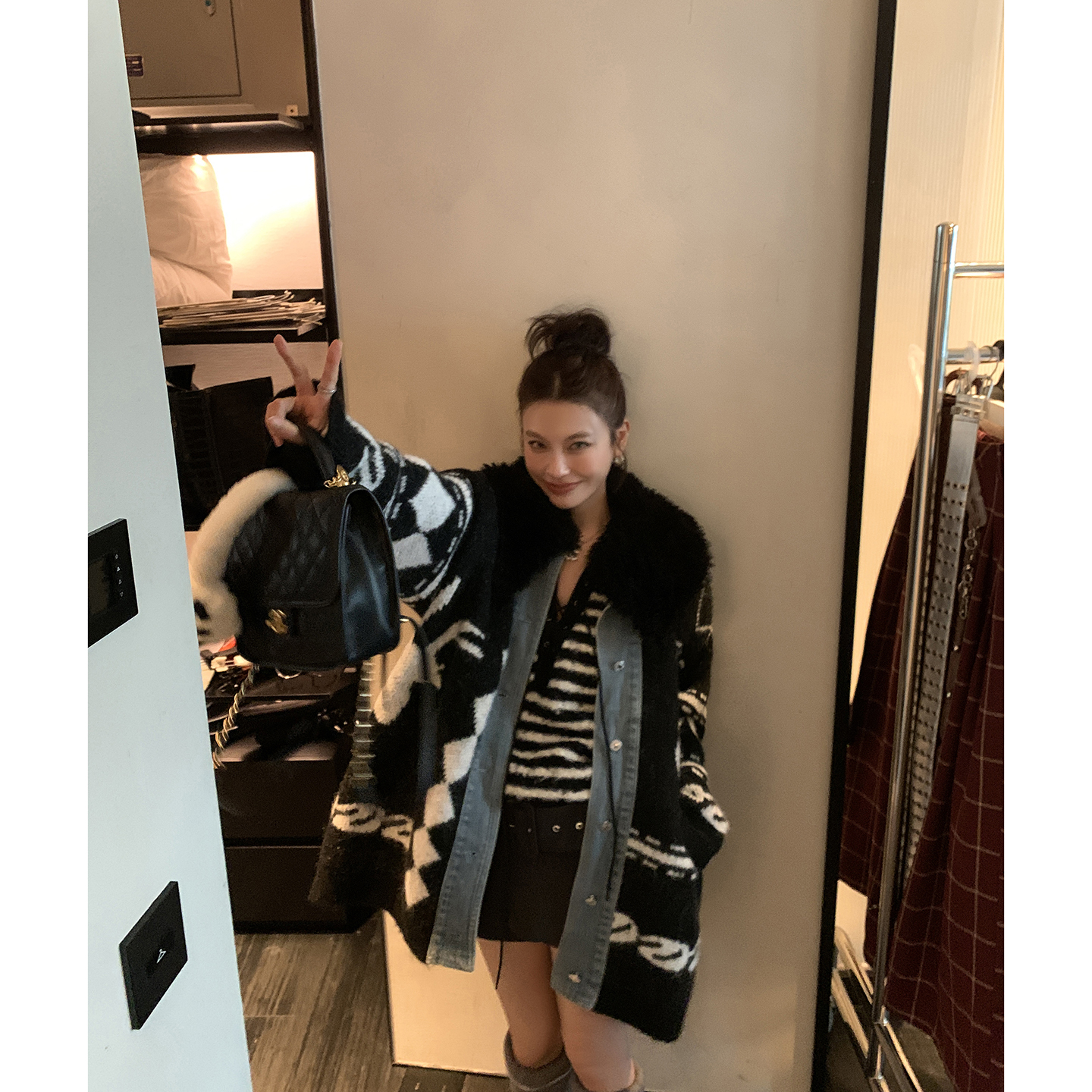 【巴黎画报】牛仔拼接中长菱格毛衣外套4605