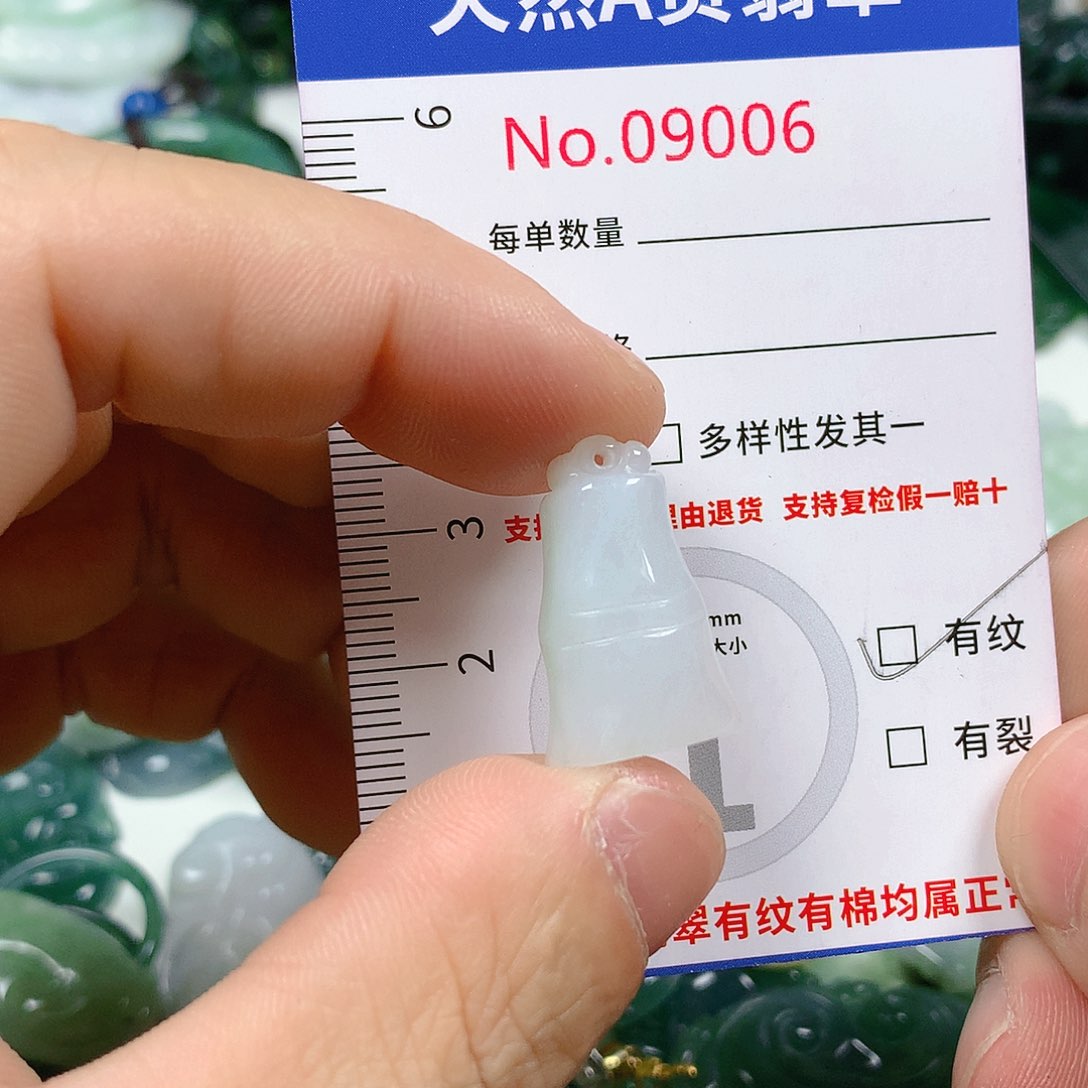 翡翠颈饰未镶嵌天然翡翠