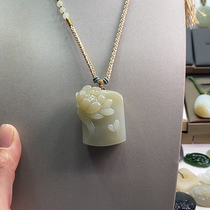 和田玉颈饰未镶嵌