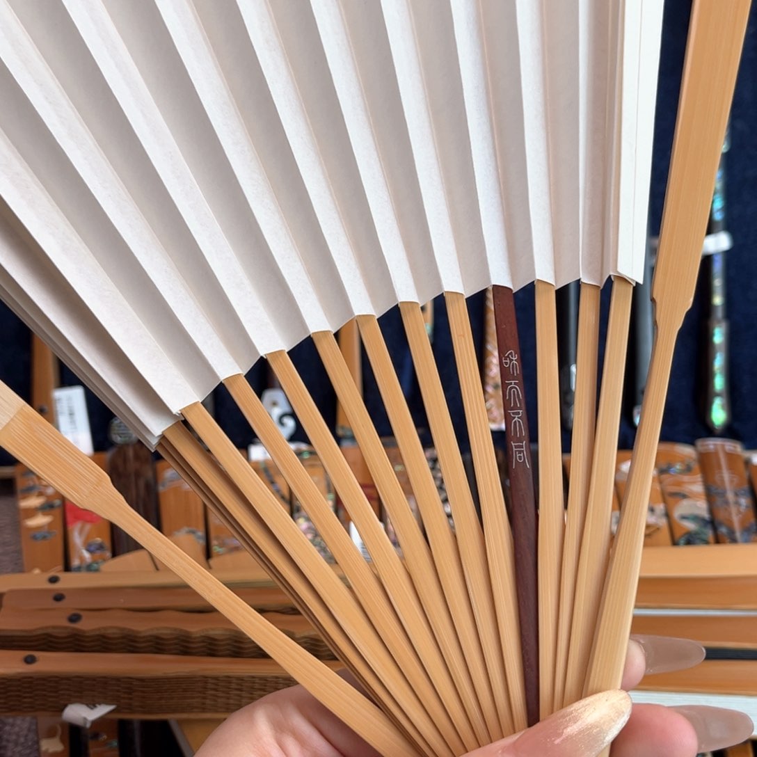 扇子g*c扇子的设计很有创意