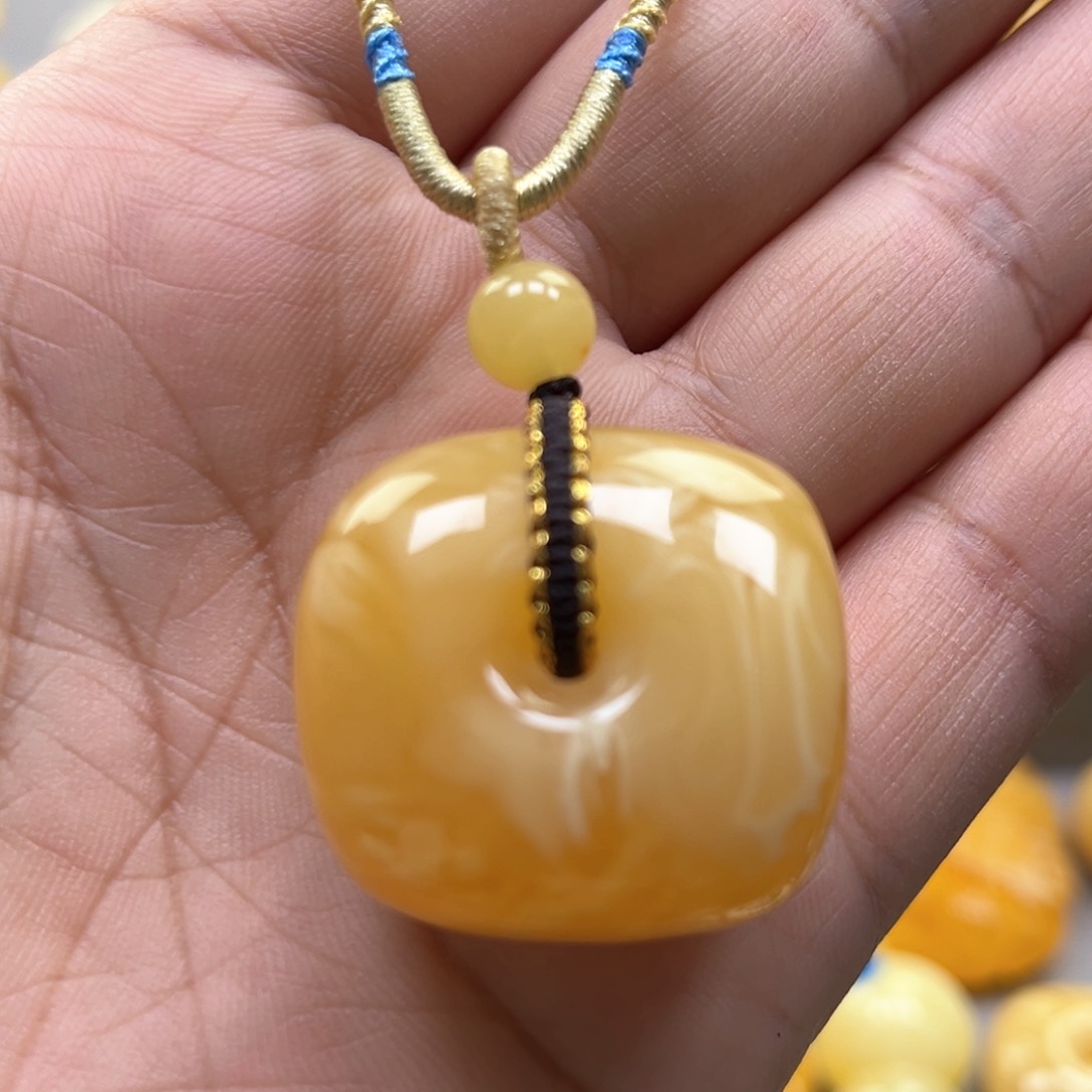 琥珀颈饰未镶嵌小*吊坠