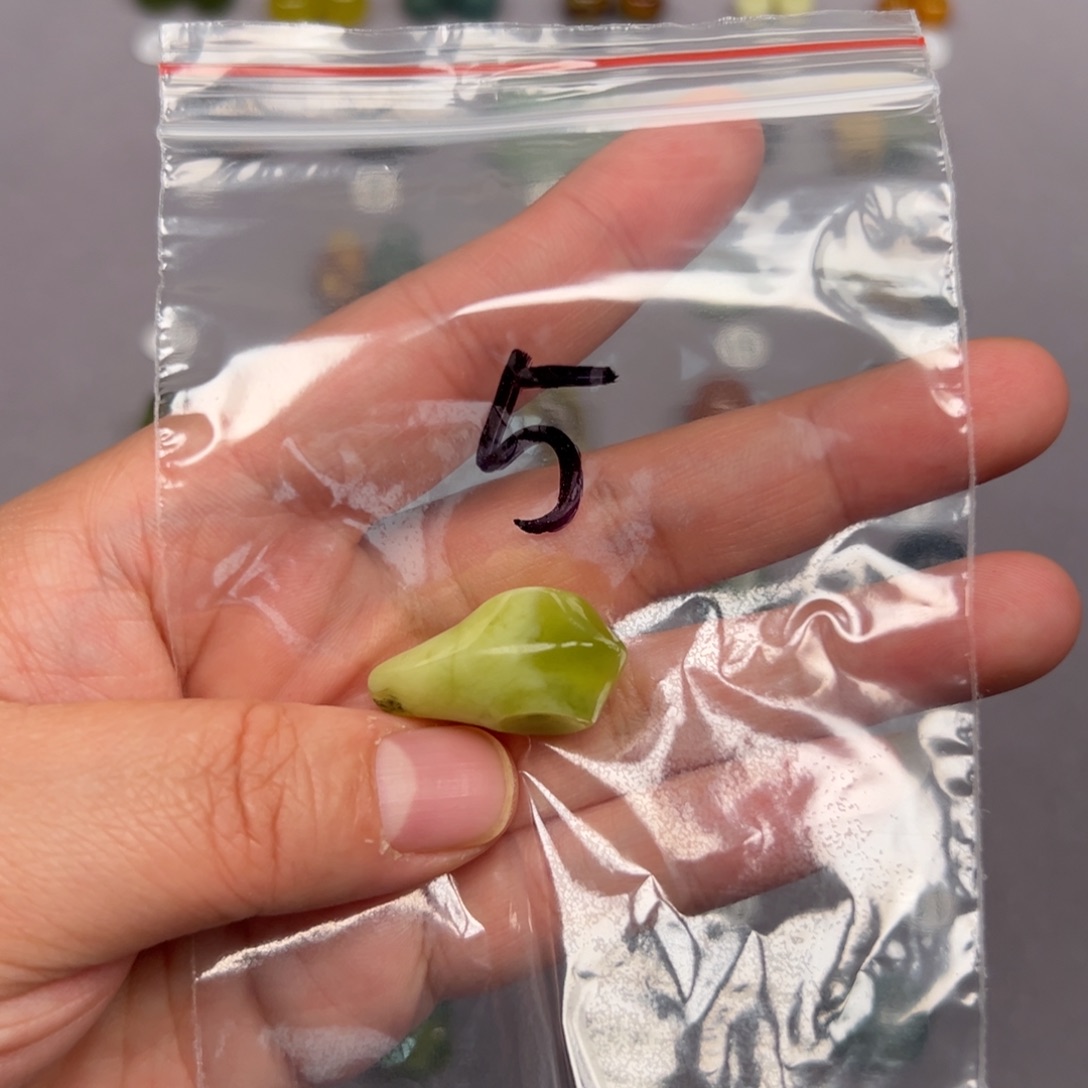 未镶嵌蛇纹石玉颈饰q**r