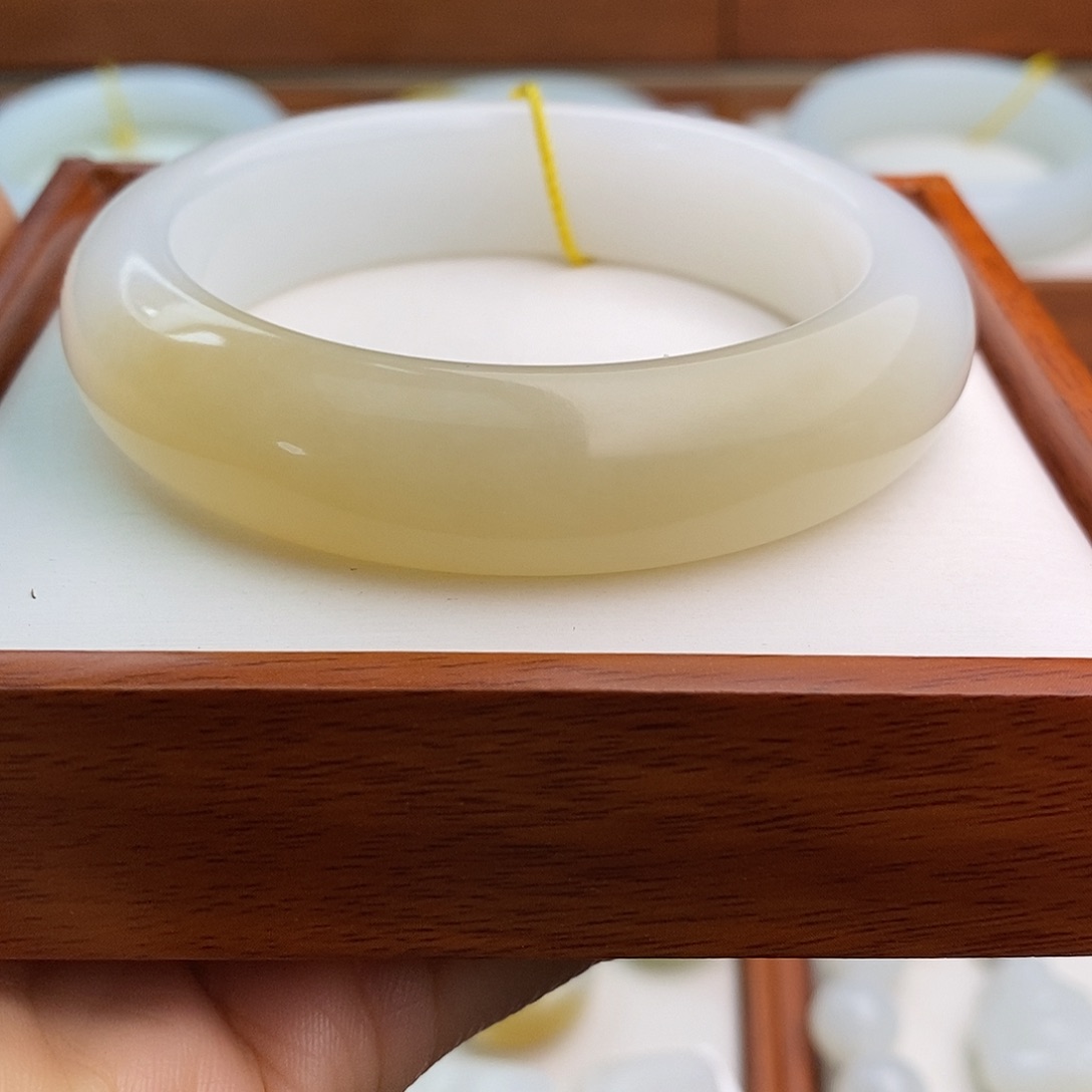 和田玉（糖玉）未镶嵌手镯