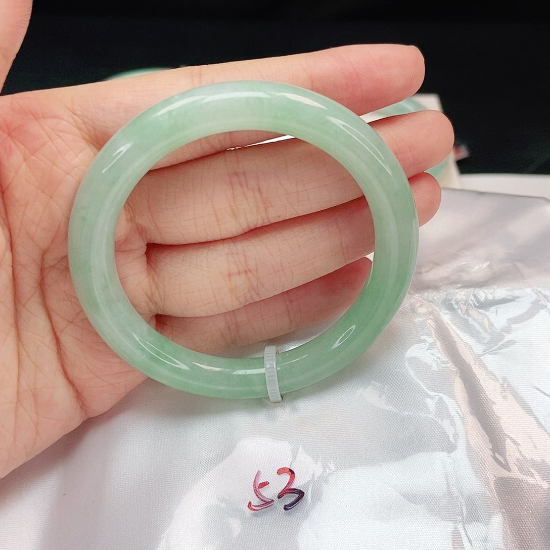 翡翠手镯未镶嵌圆条