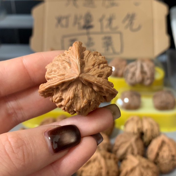 田***桐吊坠文玩核桃异形导致，有瑕疵