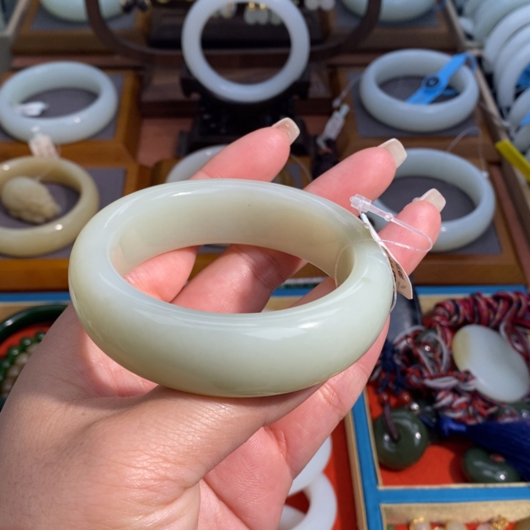 和田玉未镶嵌手镯