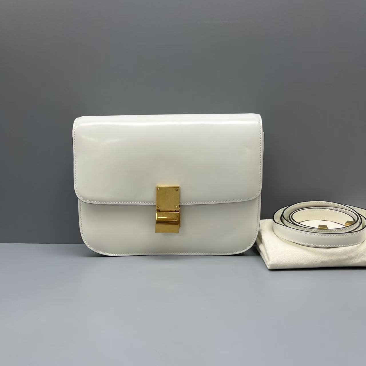 95新 Celine/思琳 白色光面皮Box邮差包 尺寸23*18 SV15163