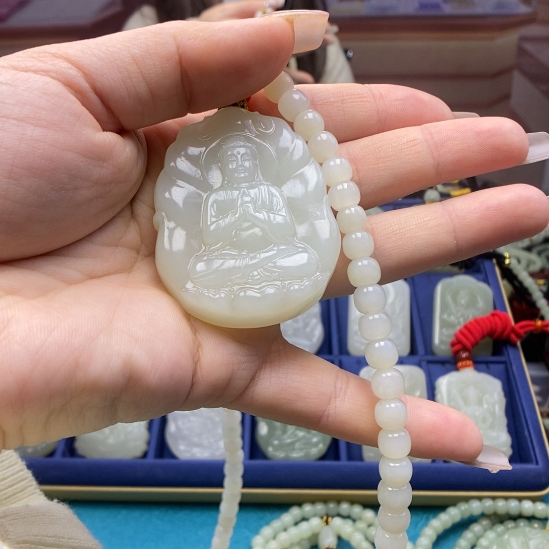 和田玉颈饰未镶嵌在*上