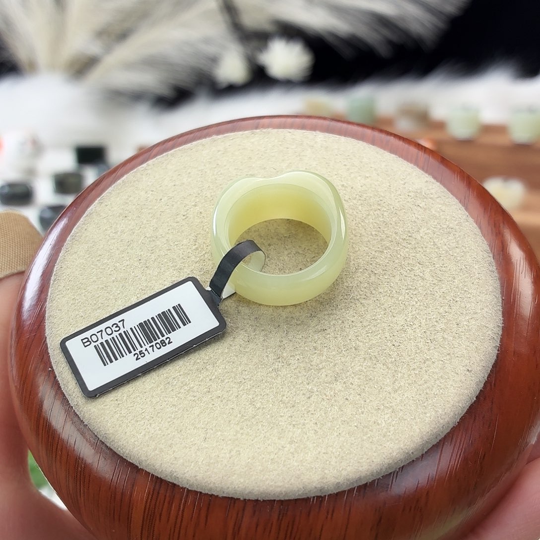 和田玉未镶嵌戒指黄猫耳朵17.17mmj139