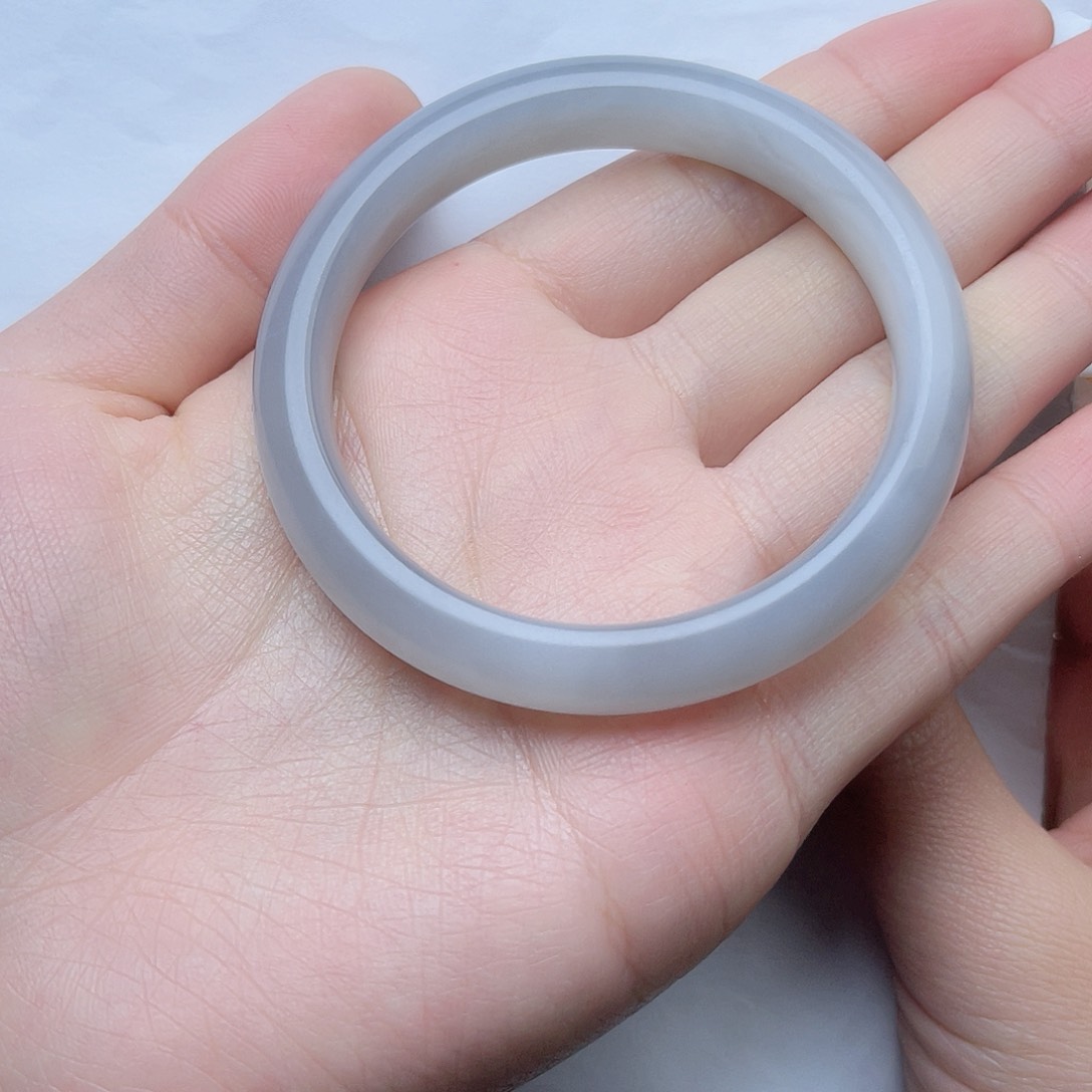 和田玉手镯56加圈口。k k未镶嵌