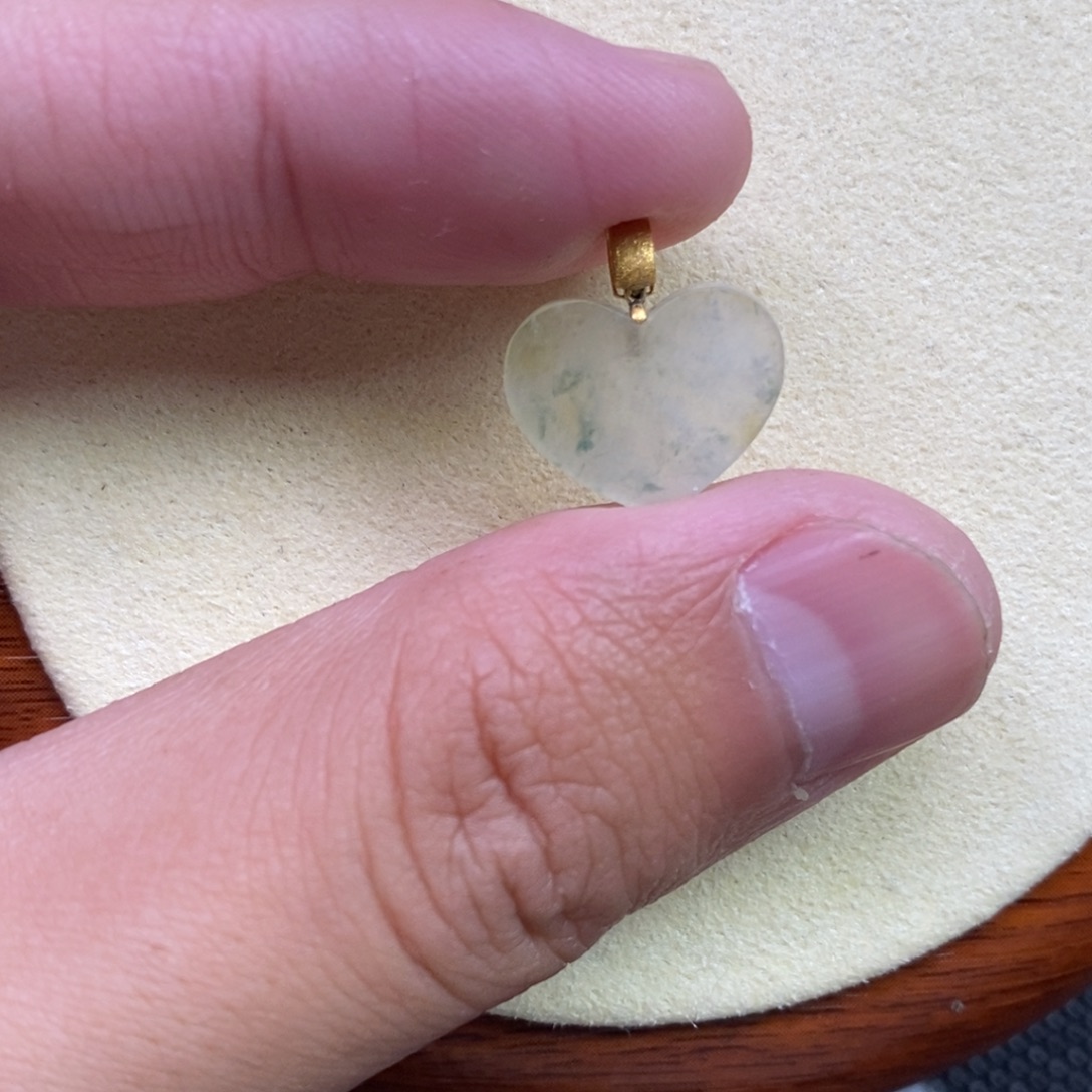 米***咻翡翠18K金镶嵌颈饰爱心