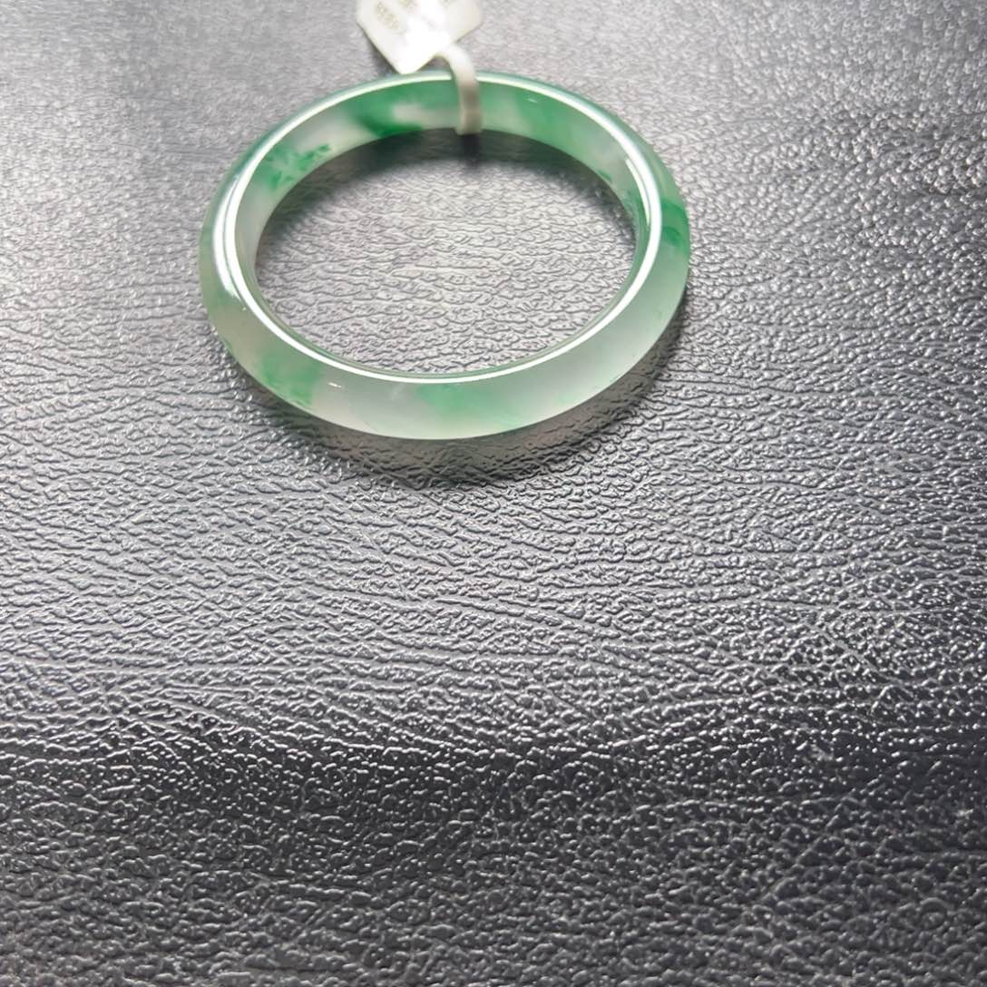 朵***蜜石英质玉（非洲翠）未镶嵌手镯