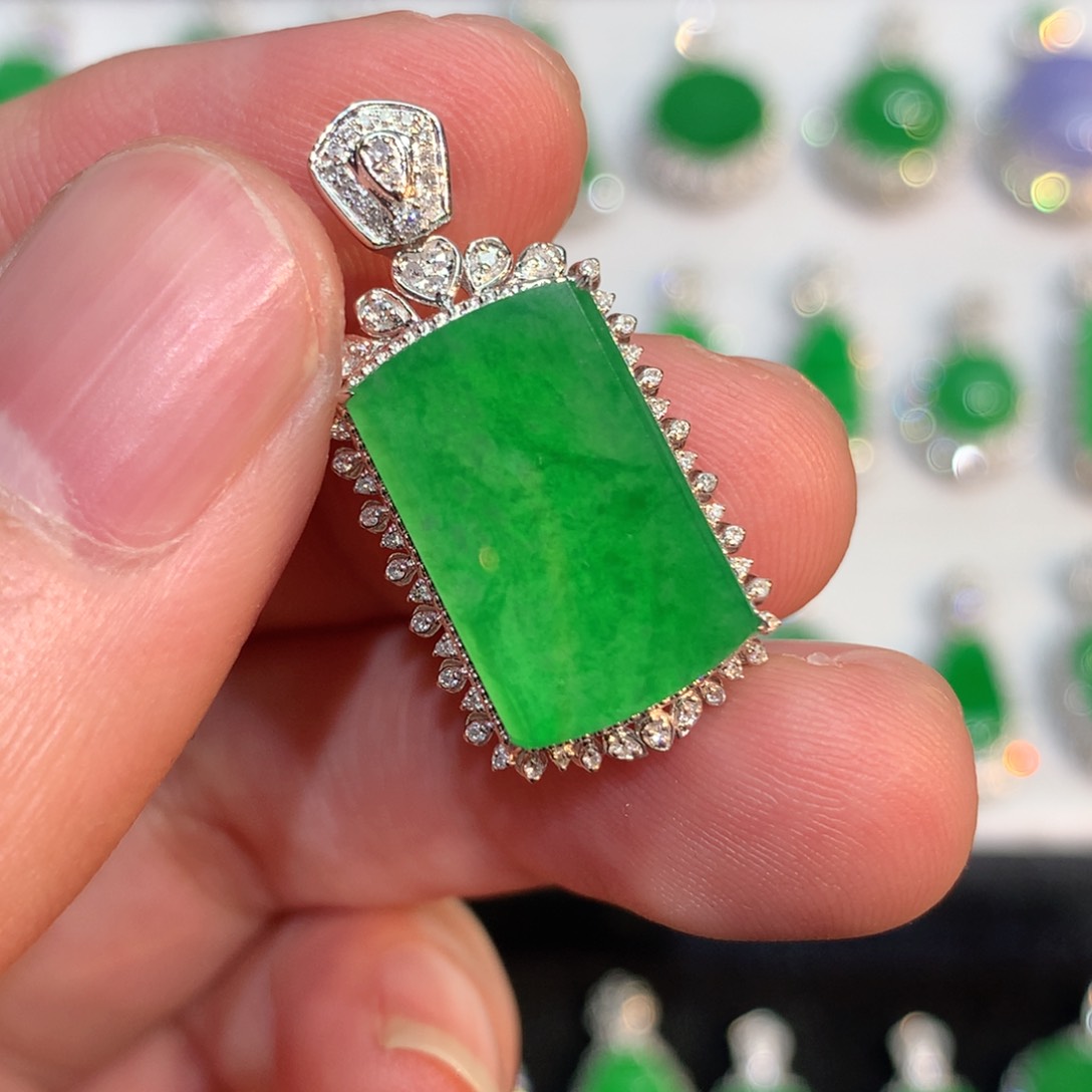 翡翠颈饰18K金镶嵌翡翠