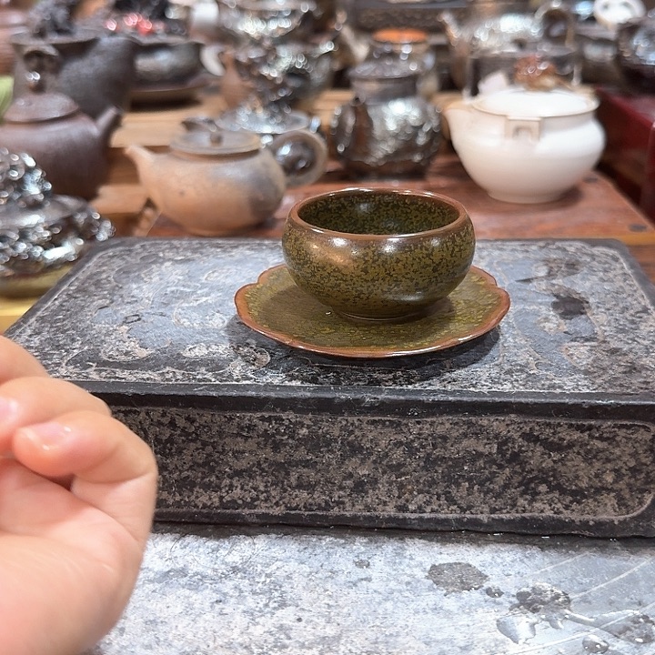 主人杯一个，瓷。。品茗爱