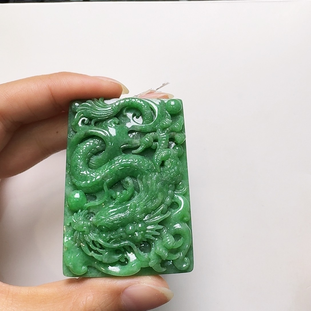 翡翠颈饰未镶嵌小**洋龙牌