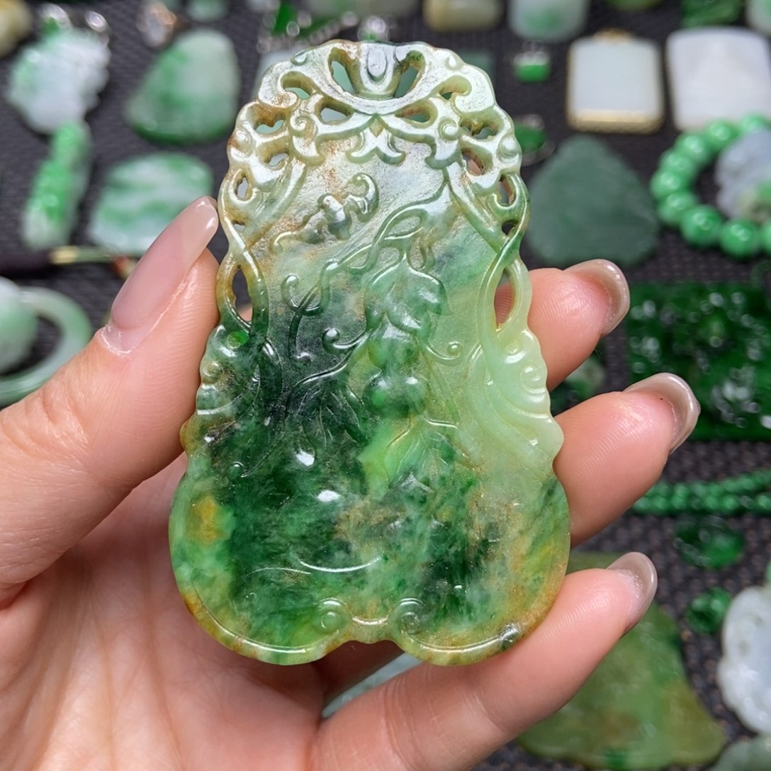 翡翠未镶嵌挂件清