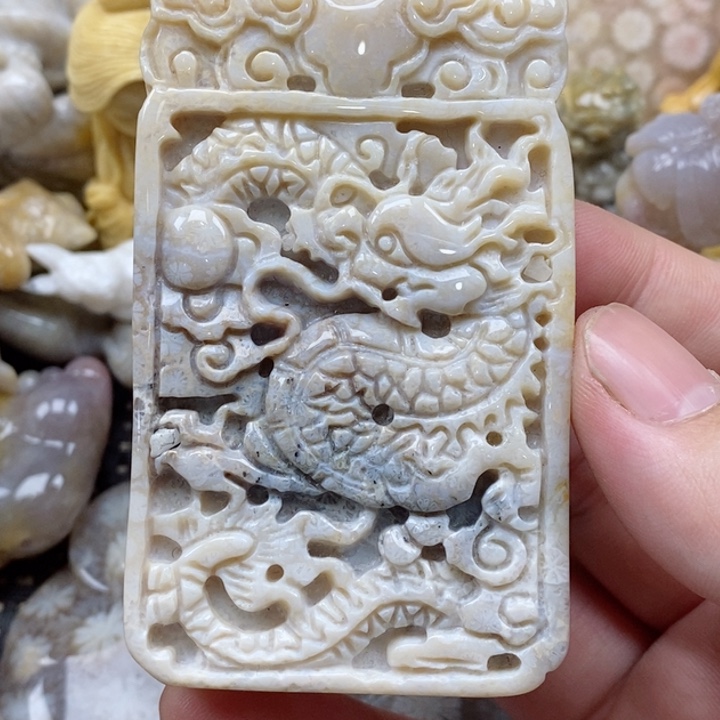 颈饰未镶嵌硅化珊瑚（珊瑚玉）有瑕