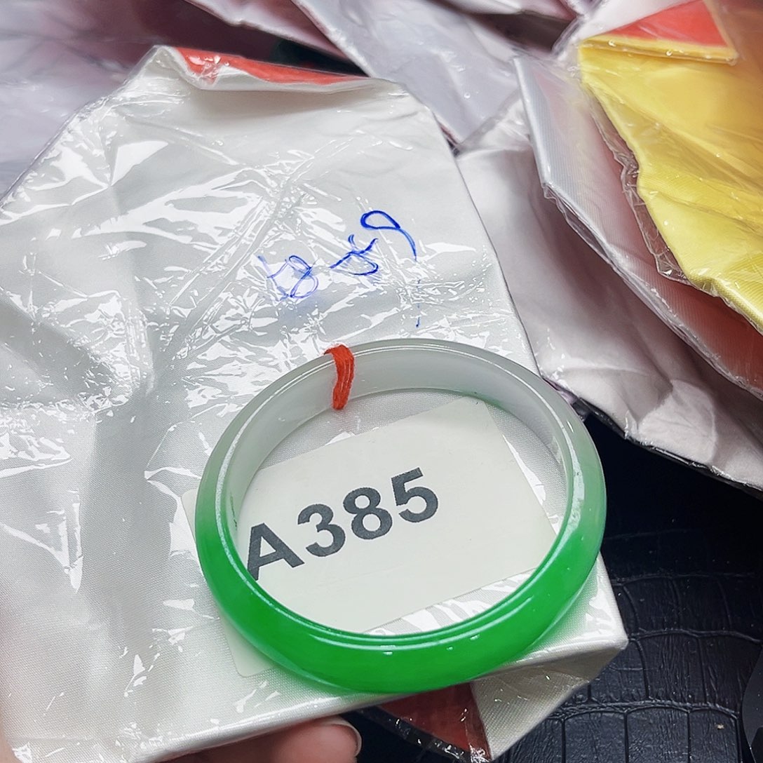 翡翠手镯未镶嵌手镯