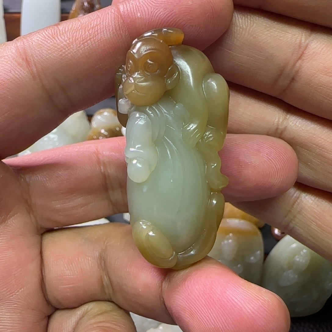 乐***妈和田玉未镶嵌颈饰