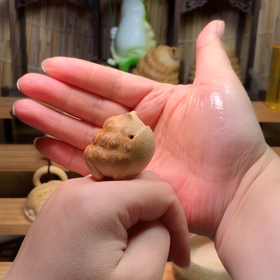 小***哥竹精工传统呱呱手把件