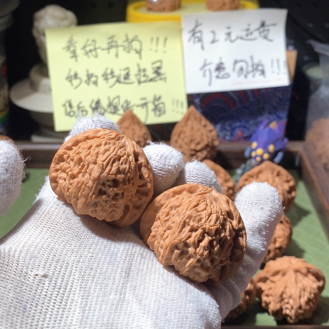 文玩核桃吊坠39三角白白狮子一物一图水尖