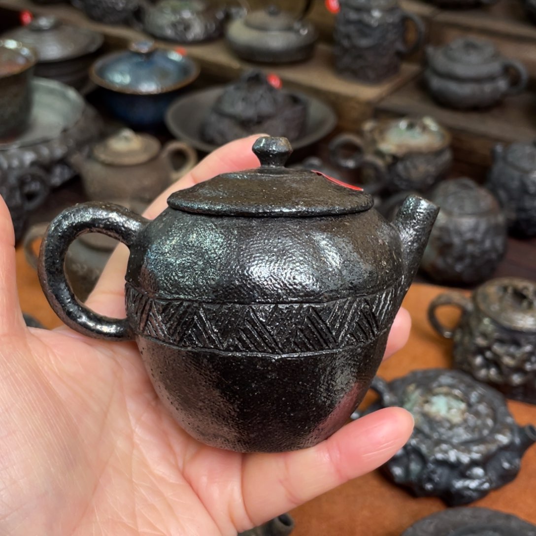 壶手捏黑金彩柴烧壶