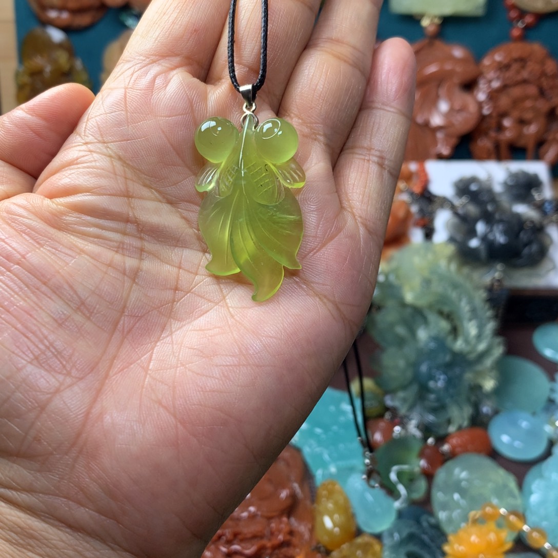 蛇纹石玉未镶嵌挂坠