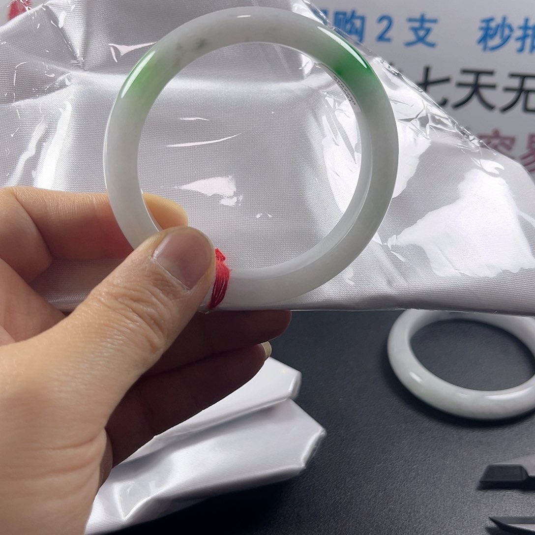 以实物为准，拍哪个发哪个