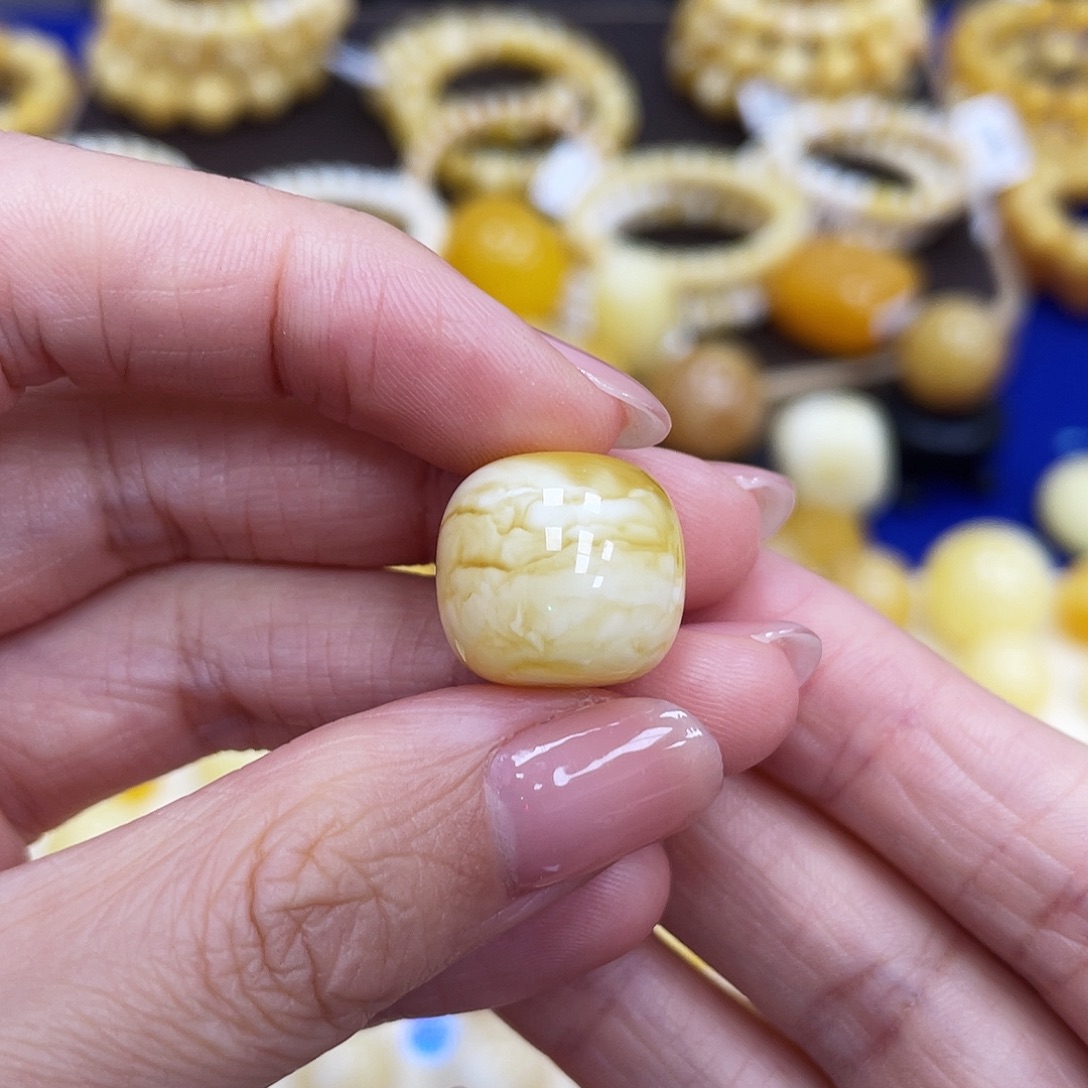 琥珀未镶嵌裸石15.7*14.2mm带皮线