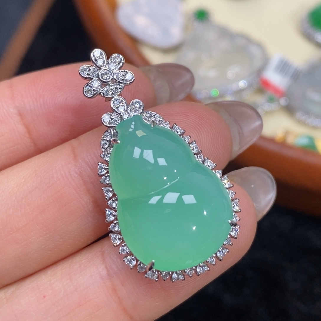 翡翠吊坠(赠链)18K金镶嵌