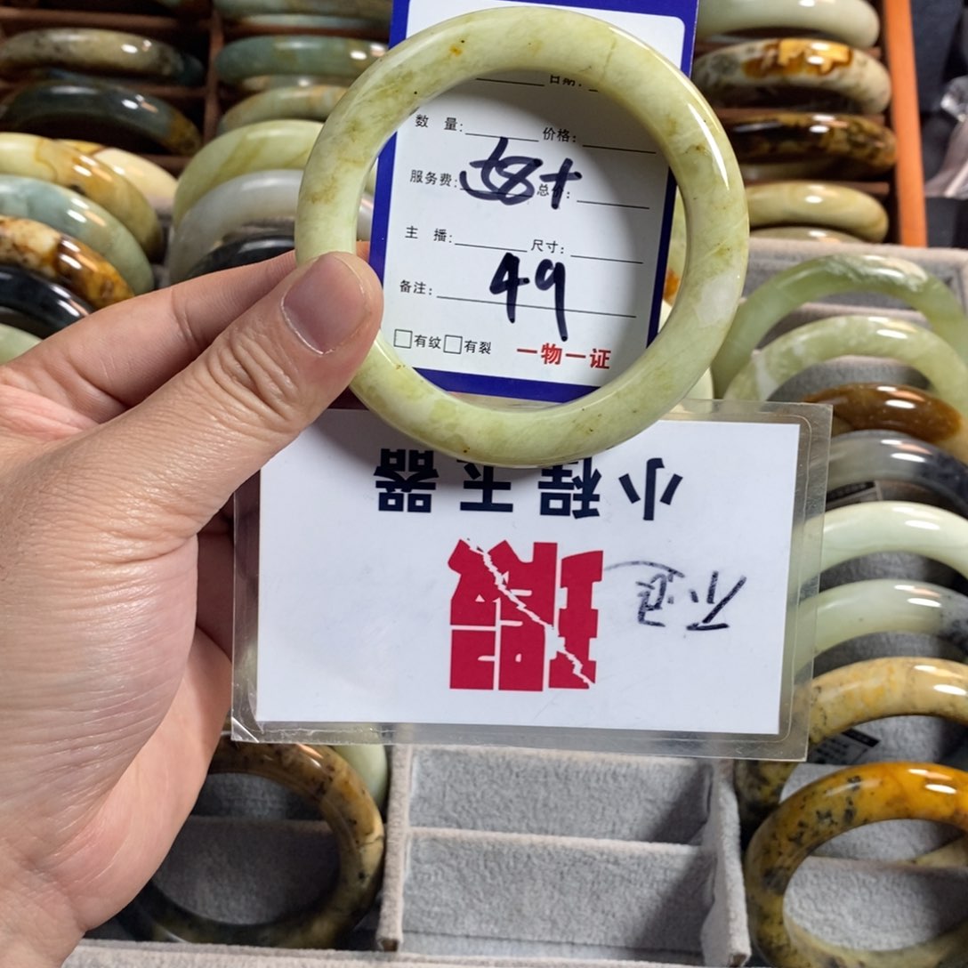 蛇纹石玉手镯未镶嵌