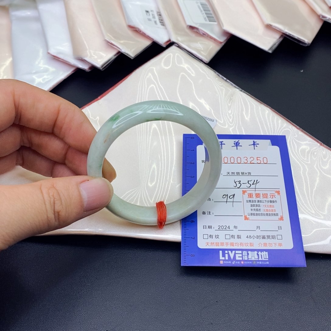 翡翠手镯未镶嵌翡翠