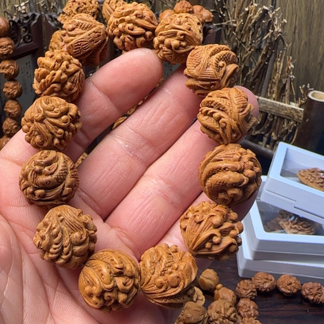 三***七纯手工雕刻桃核疙瘩龙如鱼得水一物一拍