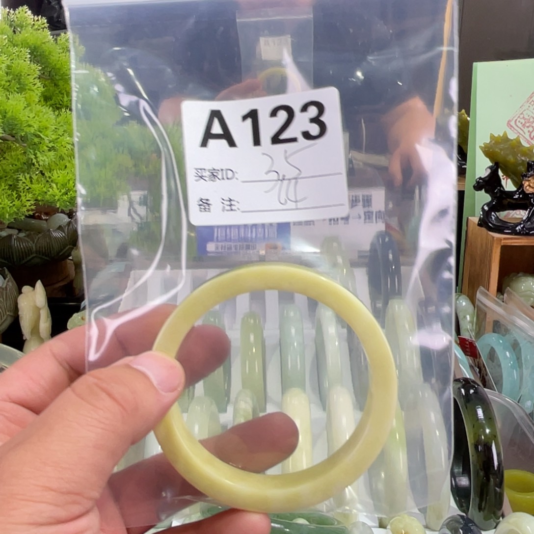 蛇纹石玉未镶嵌手镯朱*巧