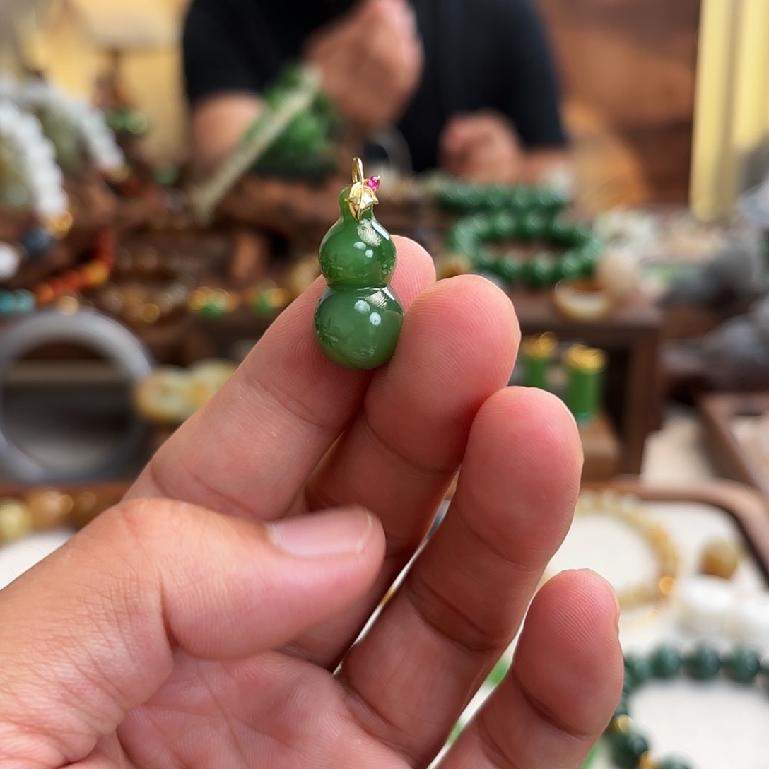 颈饰18K金镶嵌和田玉（碧玉）