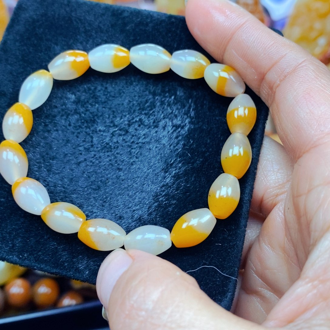 未镶嵌石英质玉（黄龙玉）颈饰