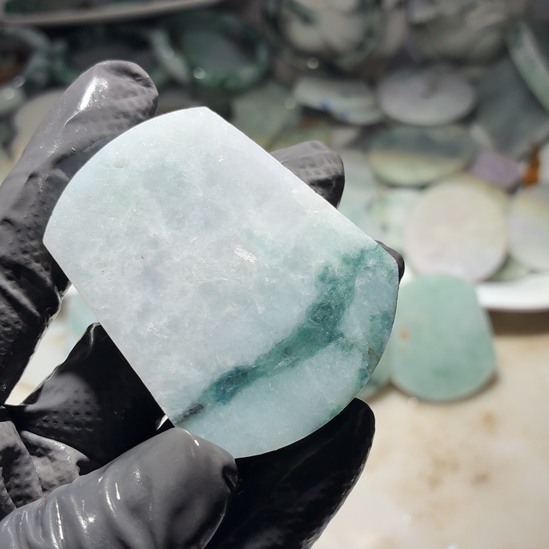 用***9翡翠未镶嵌颈饰边角料