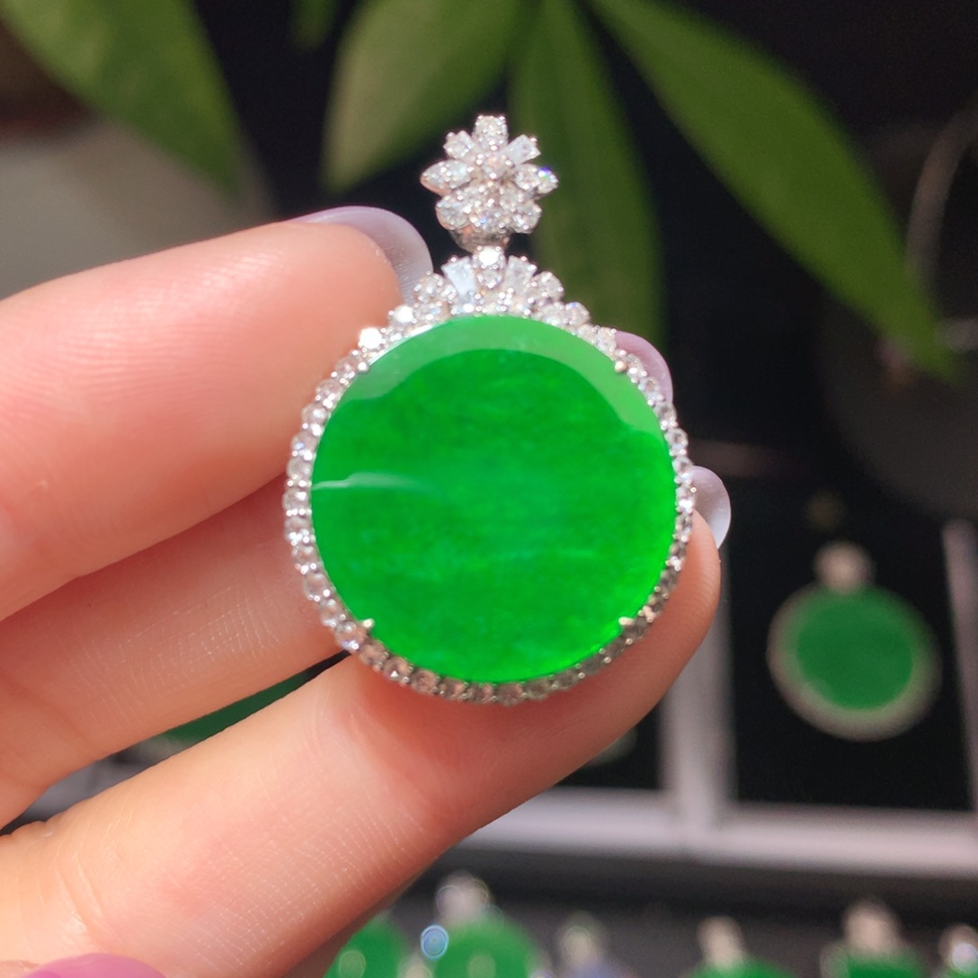 翡翠颈饰18K金镶嵌翡翠