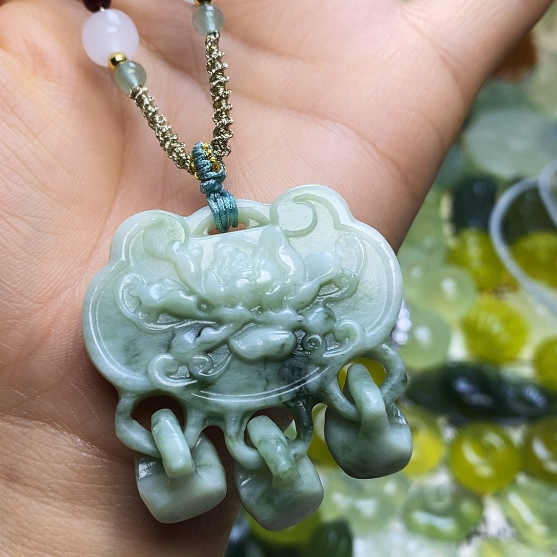 未镶嵌蛇纹石玉颈饰不***?