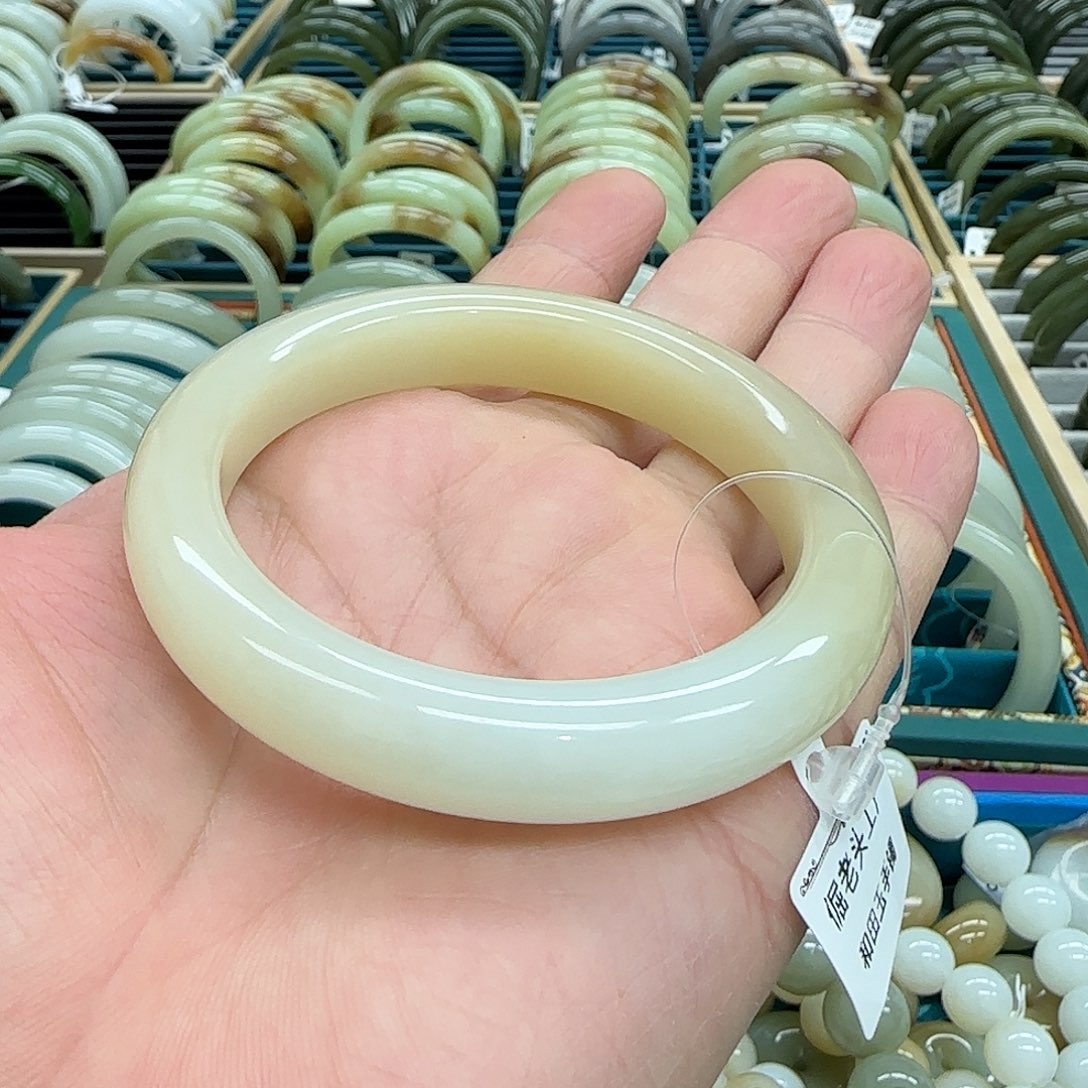 和田玉手镯未镶嵌香*儿