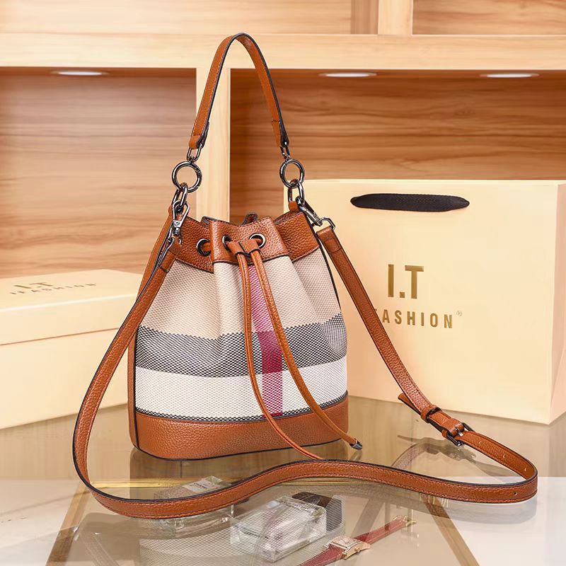 【3.8女神节】安妮甄选奢品 百搭时尚复古单肩斜跨水桶包-119