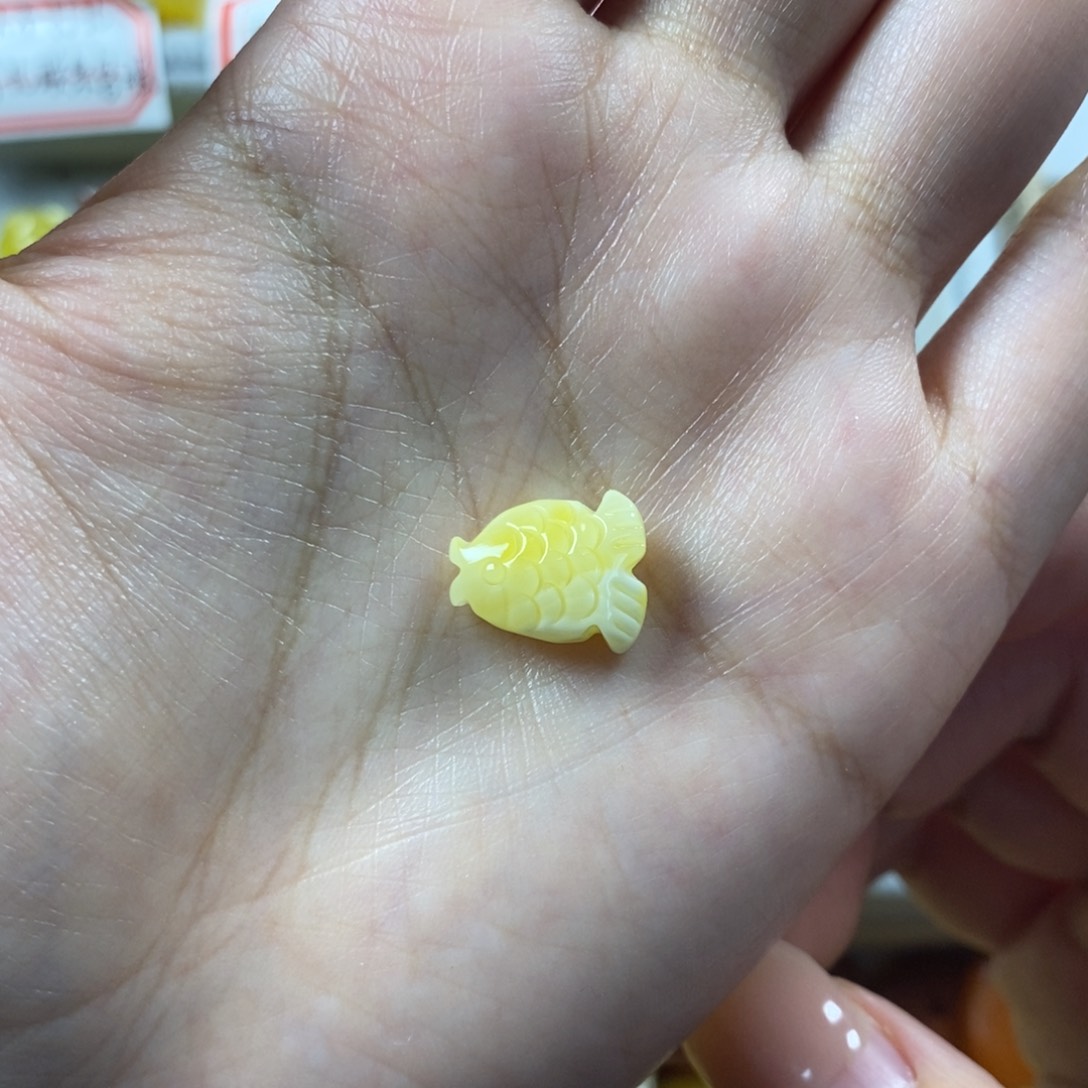 琥珀裸石未镶嵌小鱼