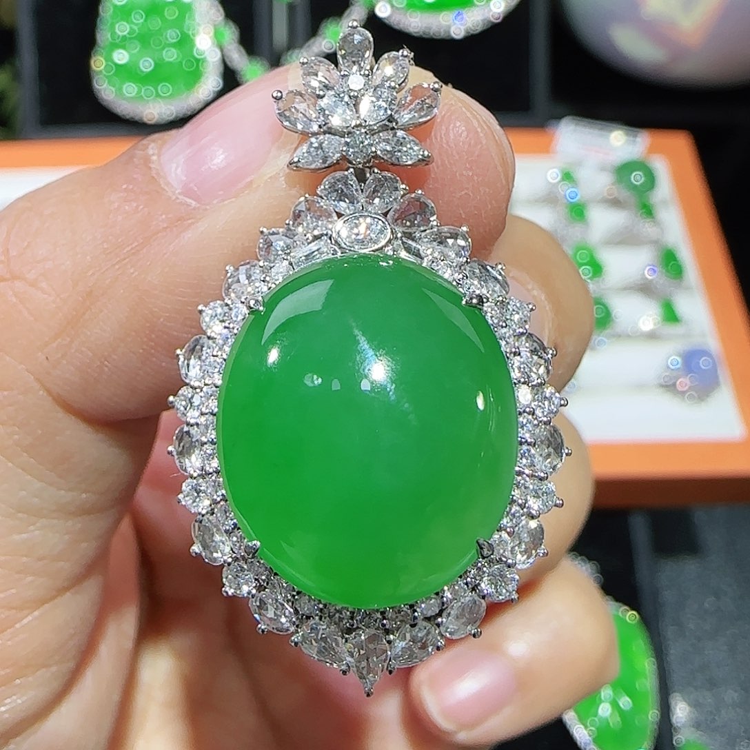 翡翠吊坠(不含链)18K金镶嵌