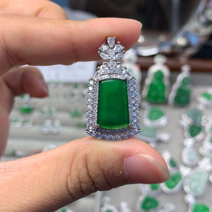 翡翠未镶嵌颈饰吊坠