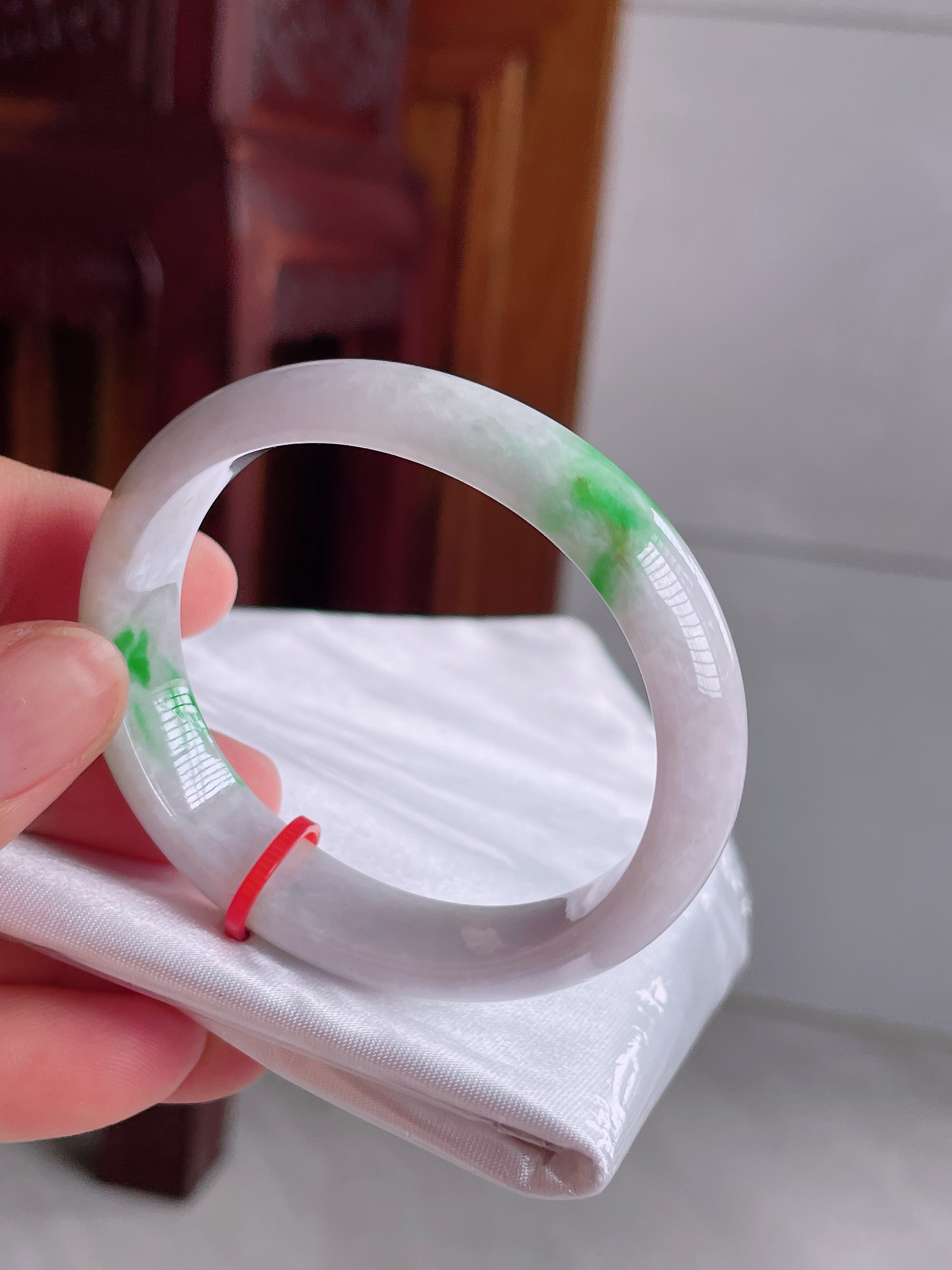 53圈飘阳绿贵妃镯飘绿翡翠手镯白底青小圈口玉镯